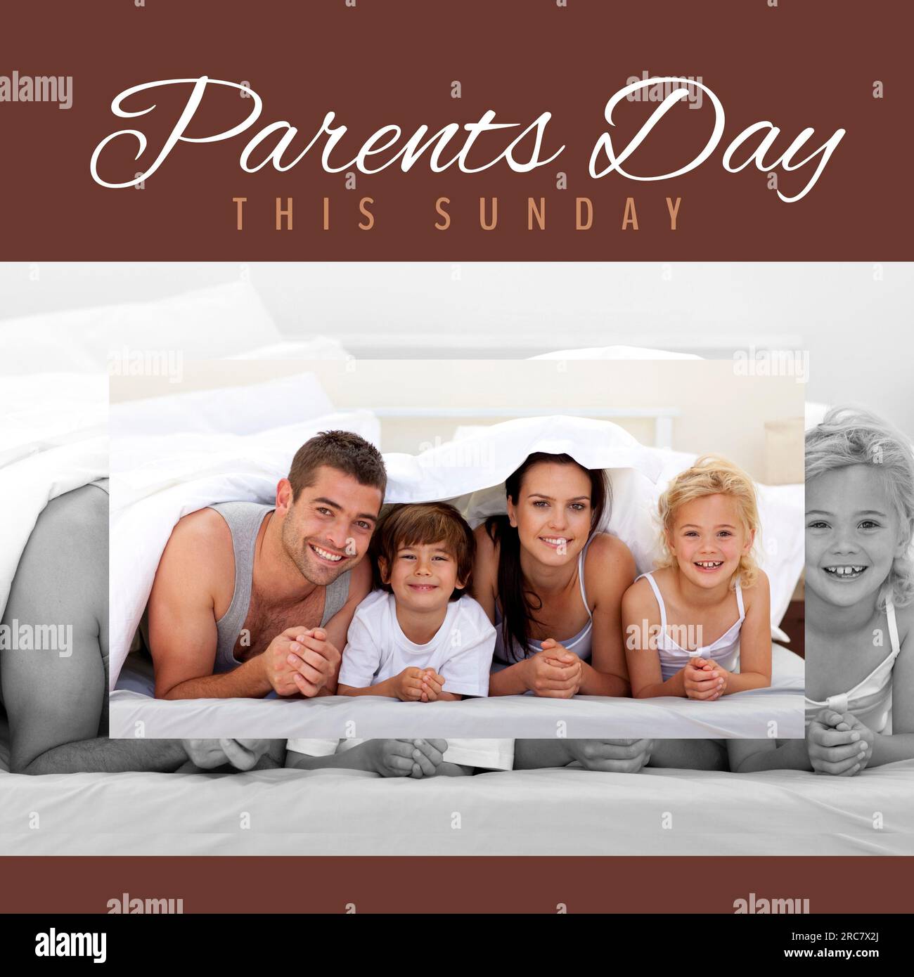 Elterntag, diesen sonntag Text auf Braun mit glücklichen weißen Eltern, Sohn und Tochter im Bett Stockfoto
