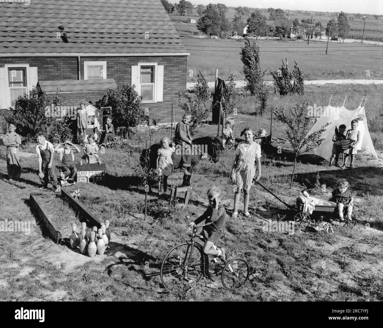 Palos Park, Illinois: c. 1938 einer der Gewinner des vom Chicago Motor Club gesponserten „Best Play Yard“-Wettbewerbs Stockfoto Palos Park, Illinois: c. 1938 einer der Gewinner des vom Chicago Motor Club gesponserten „Best Play Yard“-Wettbewerbs Stockfoto
