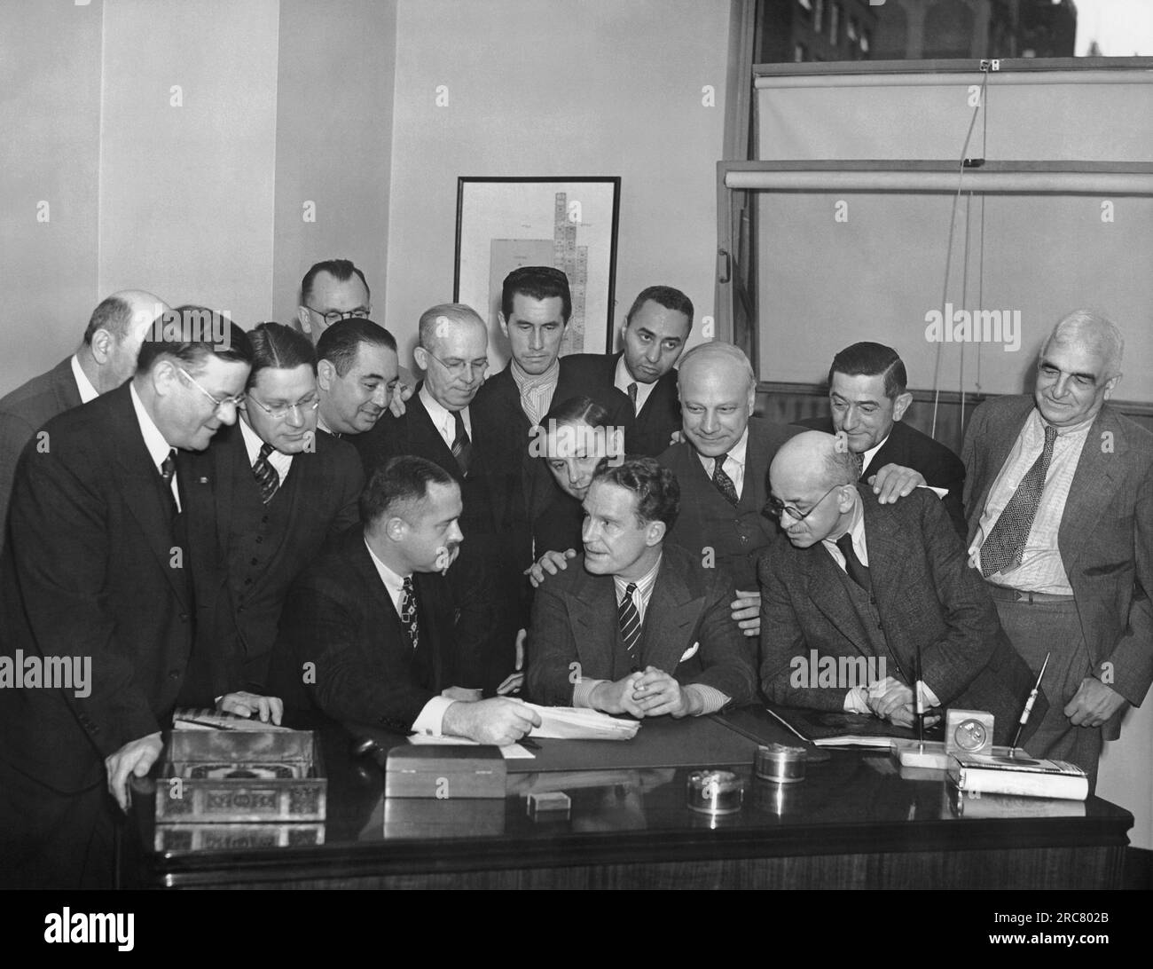 New York, New York: 1936 John Hamilton, Center, ist der Manager des Präsidentschaftswahlkampfes des Republikanischen Alf Landon. Herer hat seine erste Pressekonferenz im NY-Hauptquartier. Stockfoto