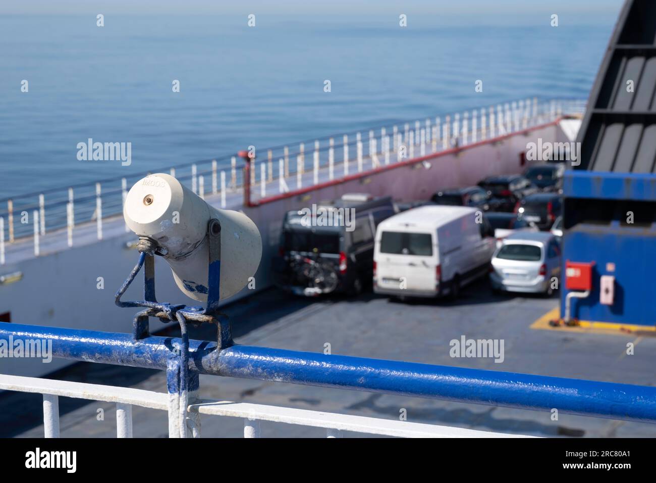 Lautsprecher am Geländer eines Fährschiffes, die dazu bestimmt sind, den Passagieren während der Fahrt Durchsagen zu machen Stockfoto