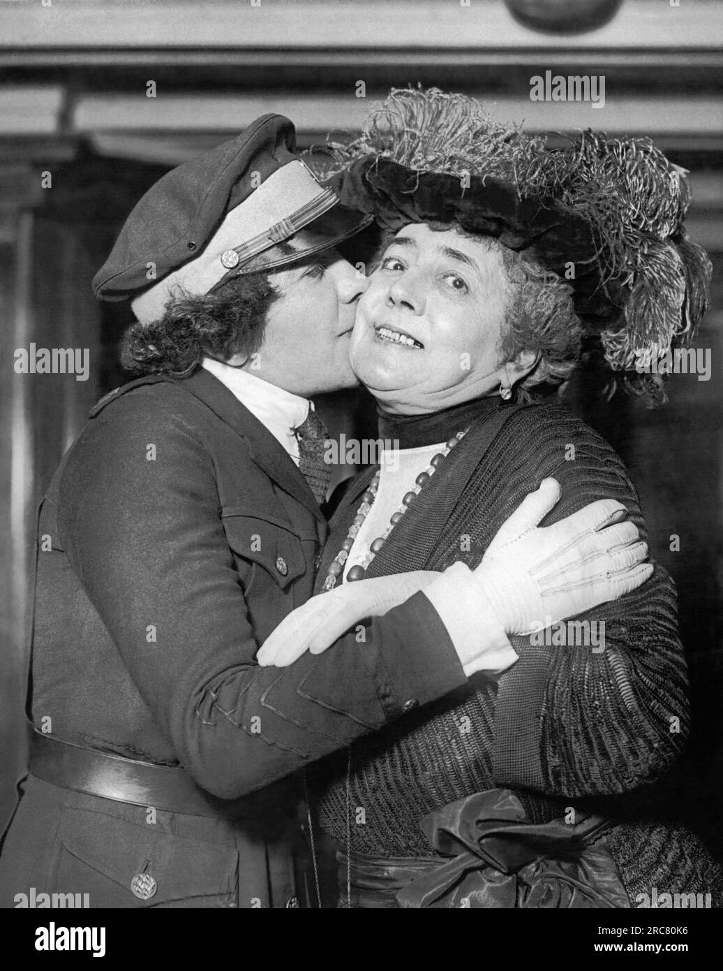 New York, New York: 15. Februar 1922, französische Aviatrix Jane Hervieux begrüßt ihre Mutter an Bord der S.S. Rochambeau in New York. Ihre Mutter kommt hierher, um die erste Schülerin ihrer Tochter an der Curtis School of Flying on Long Island zu werden. Jane Hervieux unterrichtete die New Yorker State Police Air Squadron und gab Amelia Earhart Unterricht. Sie war die erste Frau, die das Fliegen als Beruf übernommen hat. Stockfoto