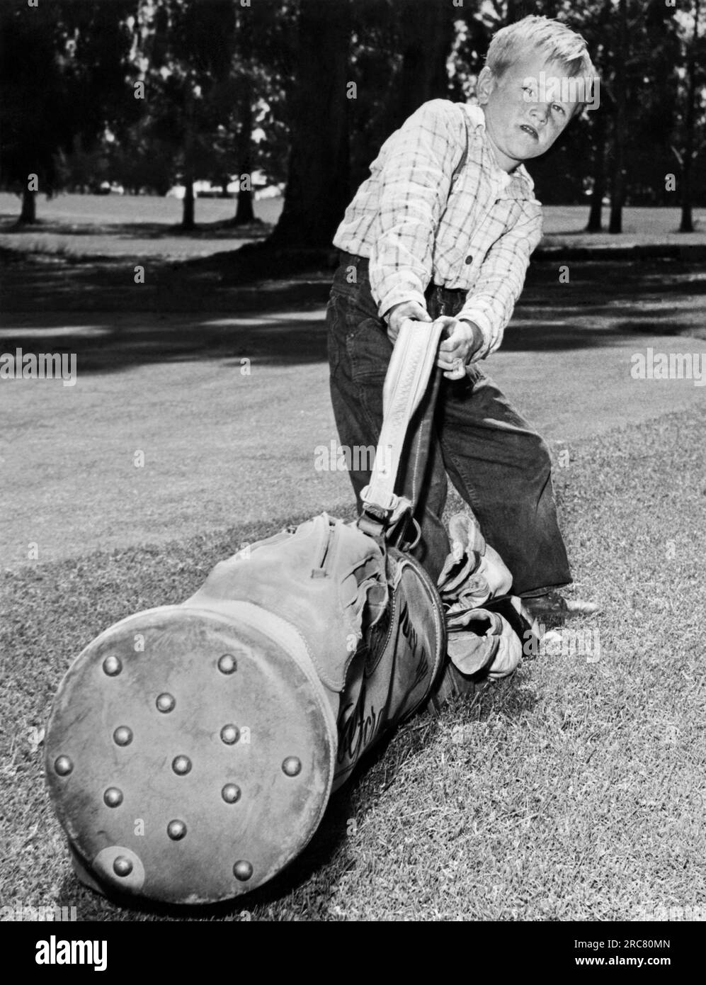 Kalifornien: ca. 1951. Dieser 5-jährige Junge hat am National Golf Day einen 216 für 18 Löcher geschossen. Entschlossenheit scheint der Name seines Spiels zu sein. Stockfoto