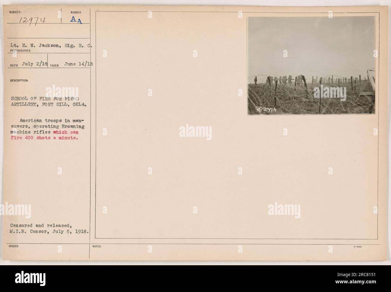 Amerikanische Soldaten, die an Manövern in der School of Fire für Feldartillerie in Fort Sill, Oklahoma, beteiligt sind. Die Soldaten bedienen Browning Maschinengewehre, die 400 Schüsse pro Minute abfeuern können. Das Foto wurde von LT. E.N. gemacht Jackson und am 5. Juli 1918 veröffentlicht. Zensiert vom M.I.B. Consor. Stockfoto