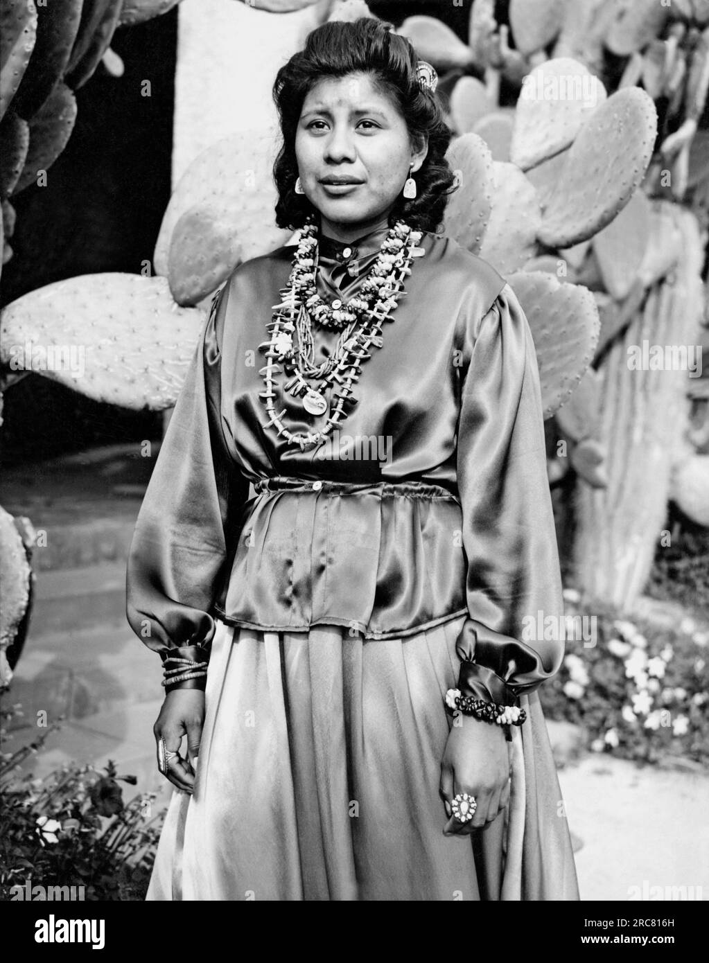 Tucson, Arizona: 1941 Susanne Ignacio, eine Papago-Ureinwohnerin. Wurde aus 17 anderen Jungfrauen zur Königin des jährlichen Powwow gewählt, an dem 4000 Stammesangehörige teilnahmen. Sie ist eine erfahrene Reiterin und unterrichtet ihre Muttersprache an der University of Arizona. Stockfoto