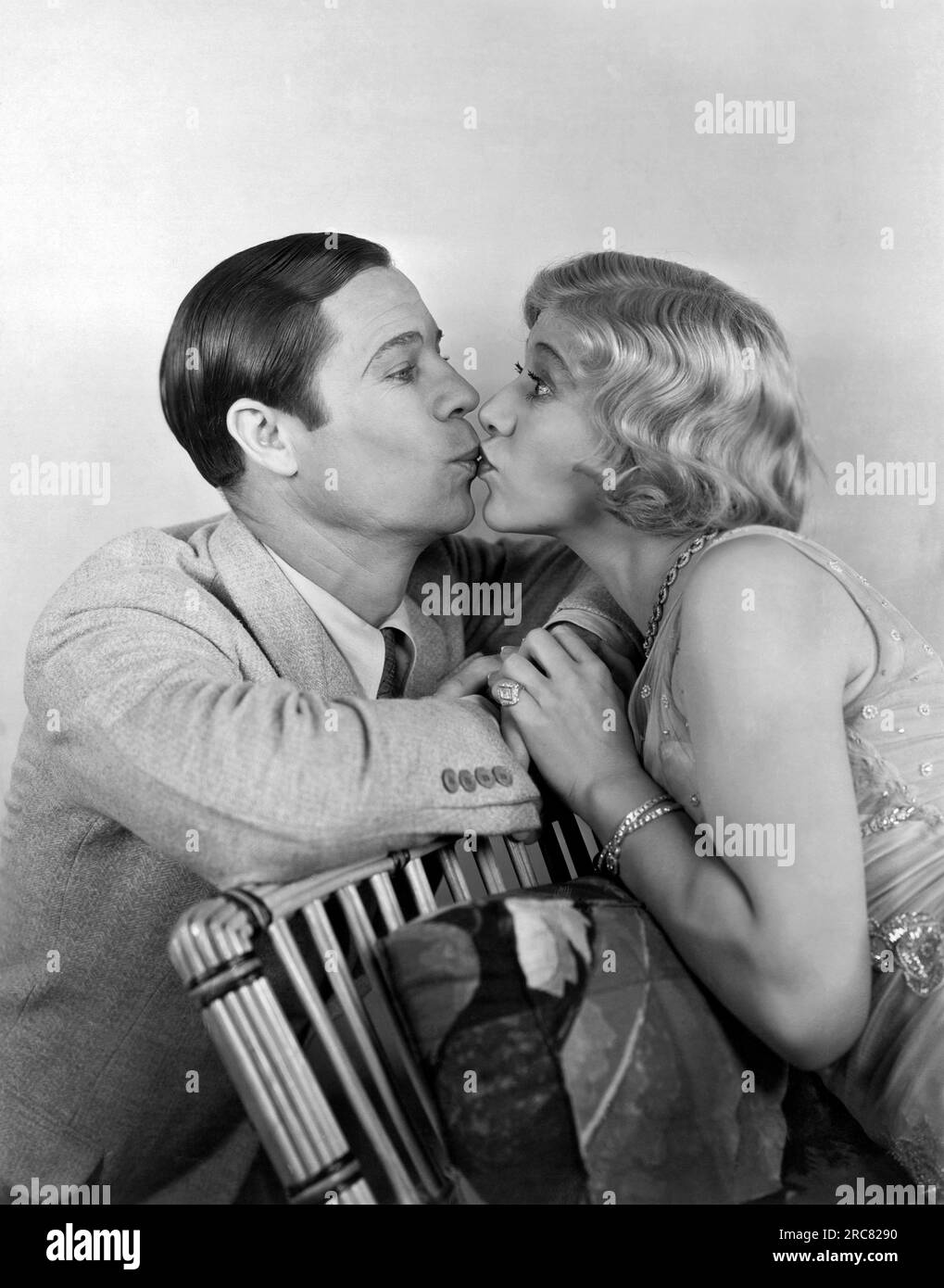 Hollywood, Kalifornien: 1930. Joe E. Brown und Laura Lee probieren einen Beispielkuss aus dem Film „Going Wild“. Stockfoto