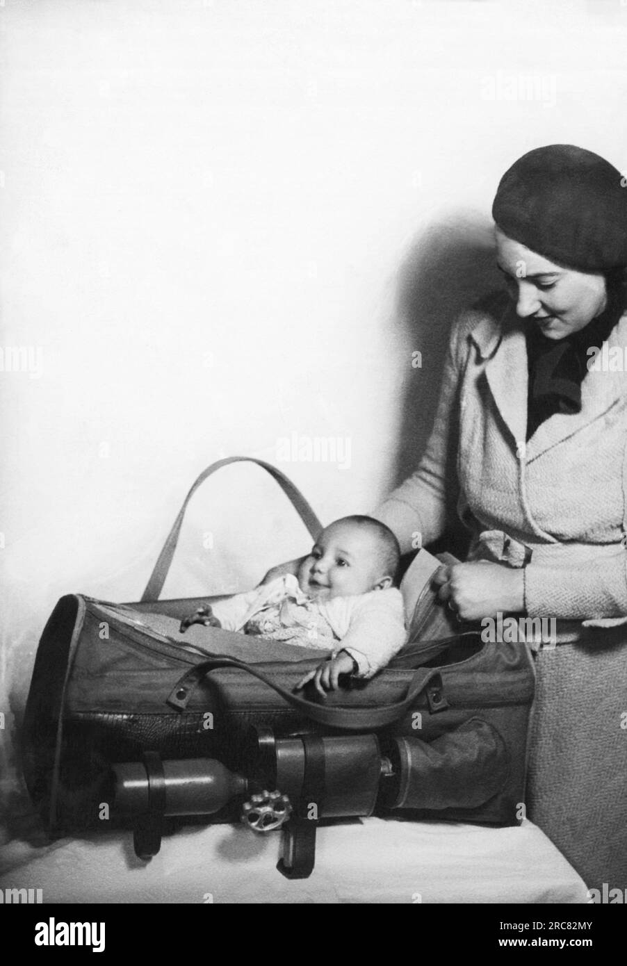 Paris, Frankreich: 6. Dezember 1933 Ein Gerät zum Tragen von Säuglingen zum Schutz vor Gasangriffen. Stockfoto