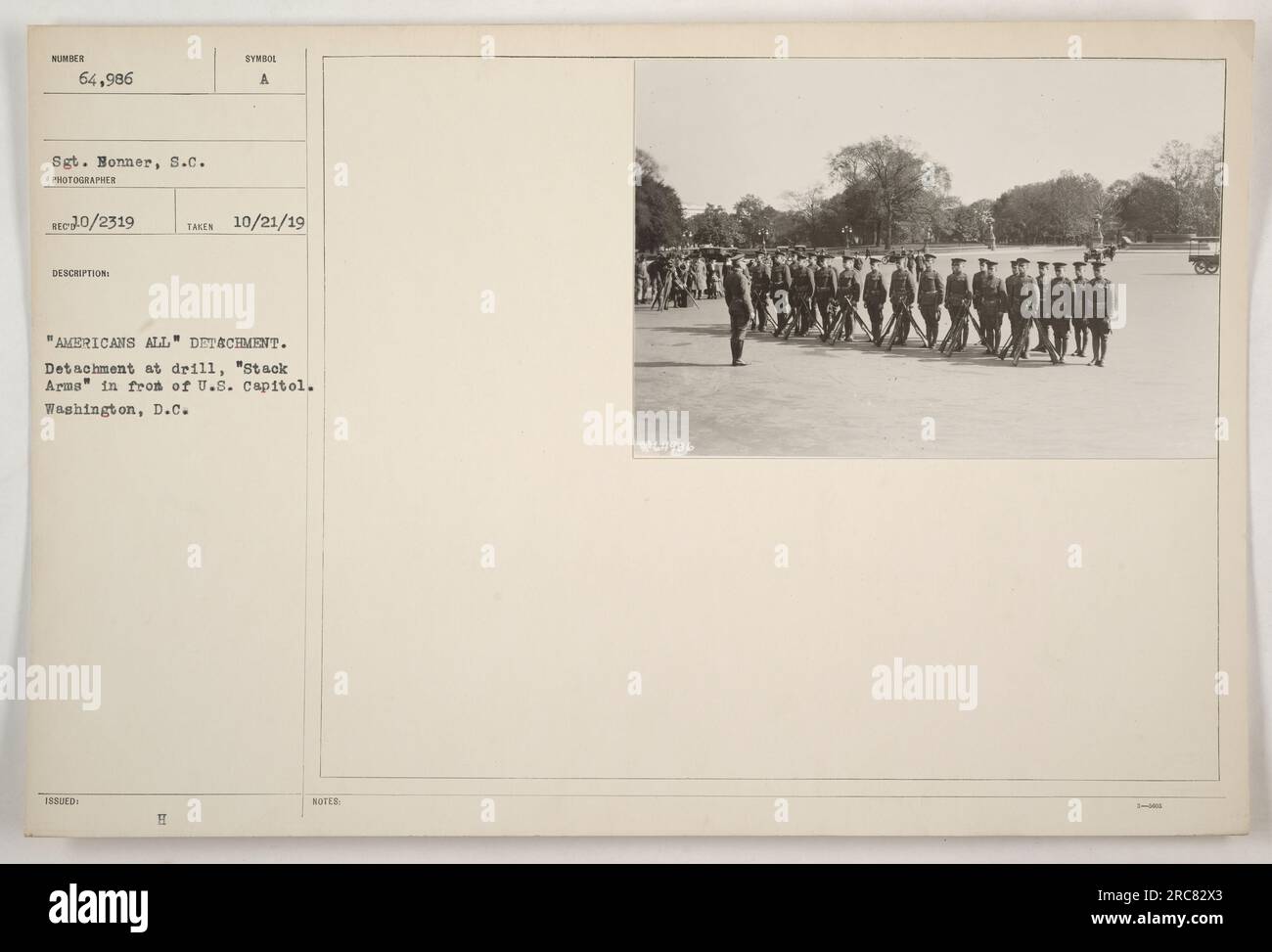 Mitglieder der Einheit "Amis alle", die an einer Übung teilnehmen und vor dem Kapitol Waffen stapeln. Foto aufgenommen am 21. Oktober 1919. Lichtbildausweis: RE20/2319. Sergeant Bonner, S.C., war der Fotograf. Anmerkung: Dieses Foto ist Teil einer Sammlung und gehört zur Serie 64.986, die aus der Gegend von Washington, D.C. stammt." Stockfoto