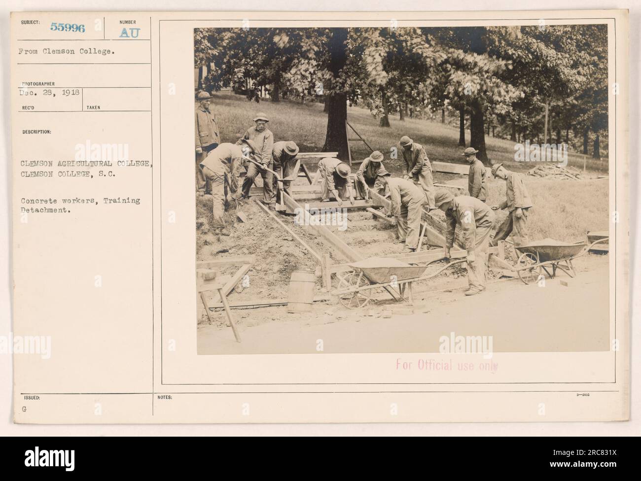 Betonarbeiter der Ausbildungsabteilung des Clemson Agricultural College, die im Clemson College, South Carolina, arbeiten. Das Foto wurde am 28. Dezember 1918 aufgenommen. Dieses Bild ist nummeriert und nur für den offiziellen Gebrauch vorgesehen. Stockfoto