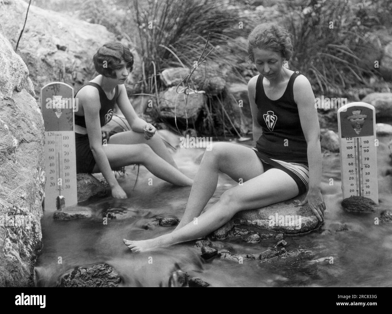 Arrowhead Springs, Kalifornien: 17. November 1926 zwei Frauen sitzen in den warmen Heilquellen von Arrowhead Springs außerhalb von Los Angeles. Stockfoto