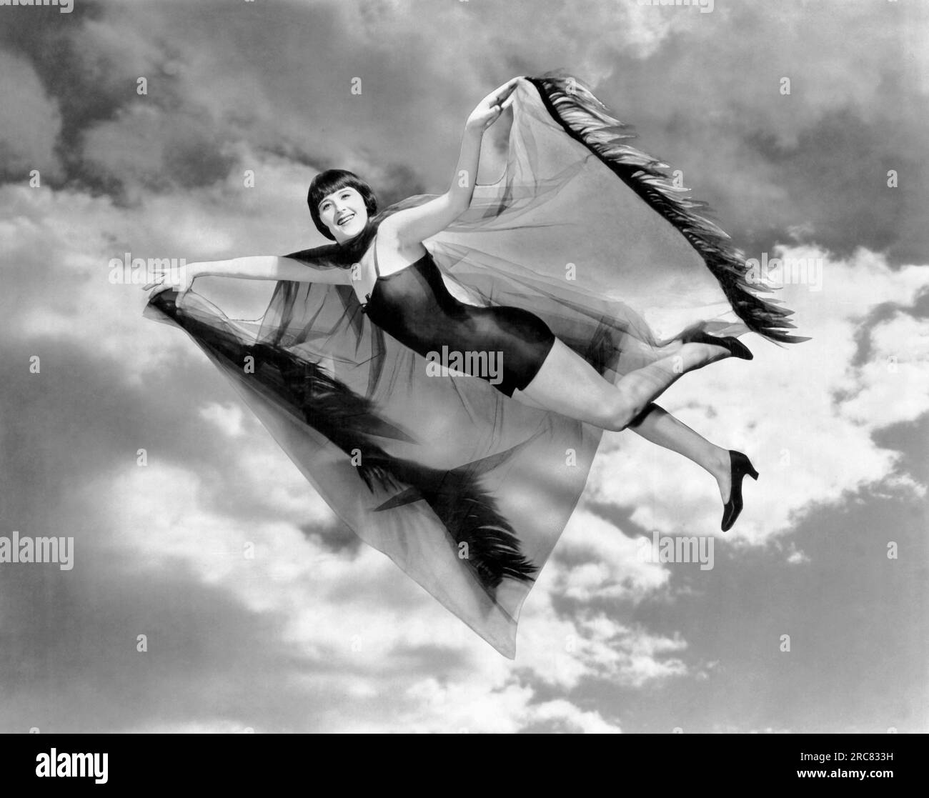 Culver City, Kalifornien: 1924 Margaret Livingston, Star der Ralph Ince-Produktion, „The Chorus Lady“, macht eine Halloween-Reise zum Mond. Stockfoto