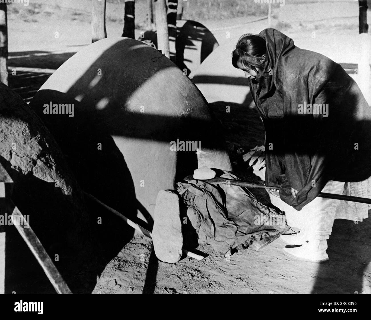 Amerikanischer Südwesten: 13. November 1926 Eine Ureinwohnerin backt ihr Brot am frühen Morgen. Stockfoto