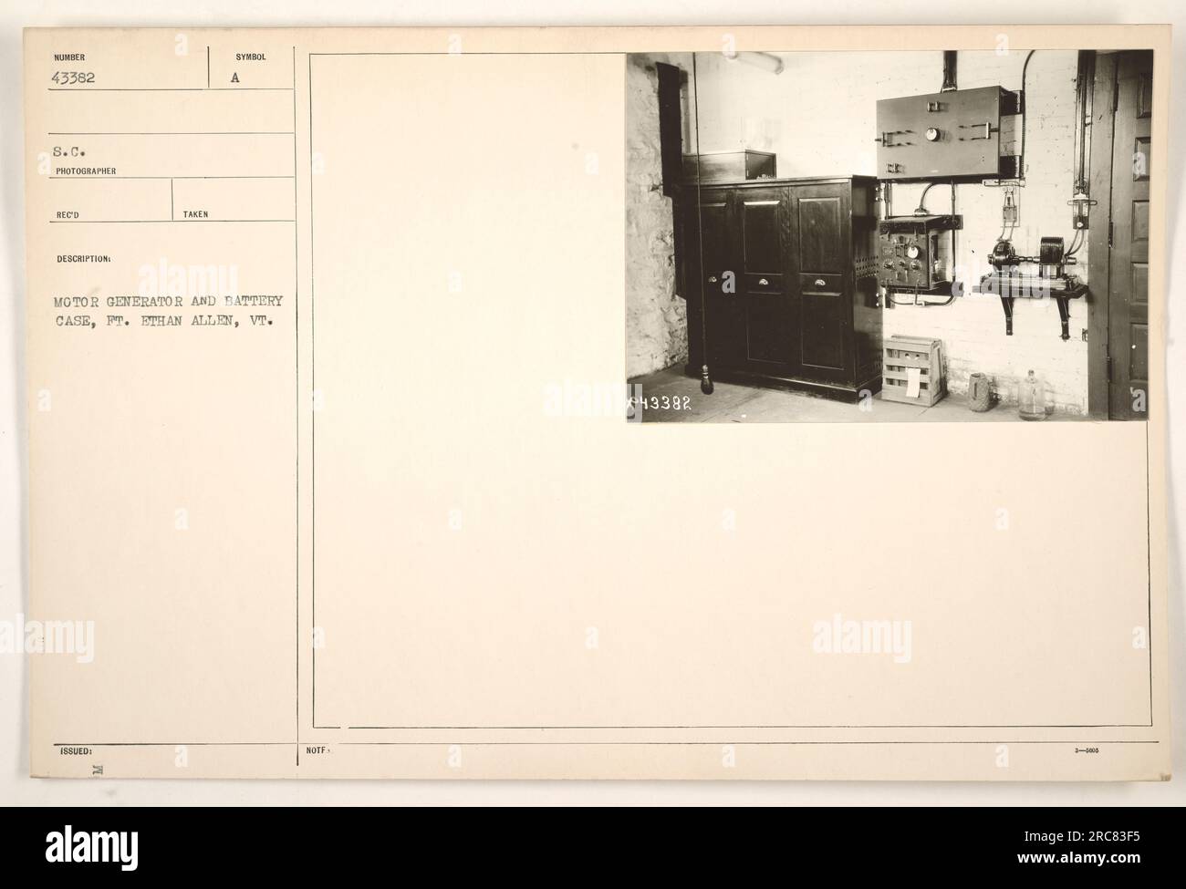 Das Foto zeigt einen Motorgenerator und ein Batteriegehäuse in Ft. Ethan Allen in Vermont. Der Gegenstand wurde vom Fotografen BECO im Rahmen der amerikanischen Militäraktivitäten im Ersten Weltkrieg herausgegeben und aufgenommen. Die Identifikationsnummer für das Foto lautet 111-SC-43382. Stockfoto