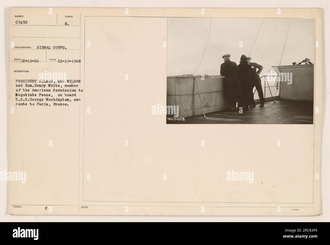 Präsident Wilson, Mrs. Wilson und Honig Henry White an Bord der U.S.S. George Washington auf dem Weg nach Paris, Frankreich. Dieses Foto wurde am 19. Dezember 1918 aufgenommen. Das Bild zeigt die amerikanische Kommission zur Friedensverhandlung im Ersten Weltkrieg. Stockfoto