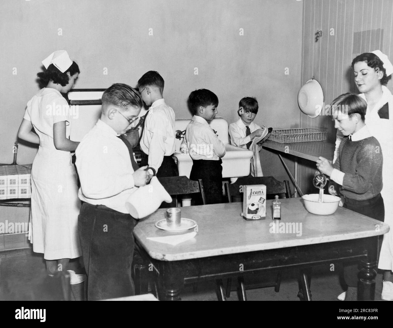 New York, New York: c. 1933 Boys üben Camp-Küche im Goddard Boys Club in Manhattan. Stockfoto