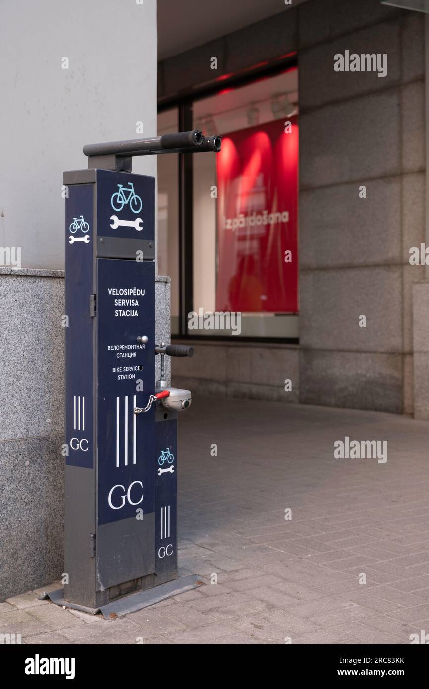 Fahrradreparaturstation in einem Einkaufszentrum in Riga, Lettland Stockfoto