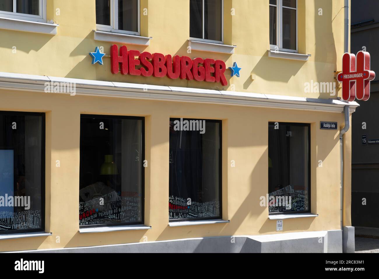 Hesburger Fast Food Restaurant in der Altstadt von Riga. Hesburger ist eine Fast-Food-Kette mit Sitz in Turku, Finnland Stockfoto