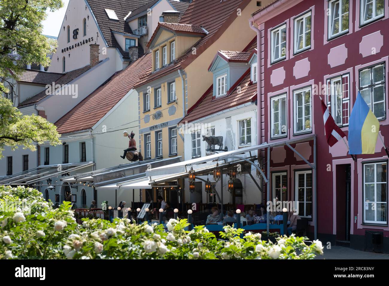 Der Livu-Platz (Līvu laukums) ist umgeben von attraktiven bunten Gebäuden, Cafés, Restaurants und Blumenbeeten in der Altstadt von Riga Stockfoto
