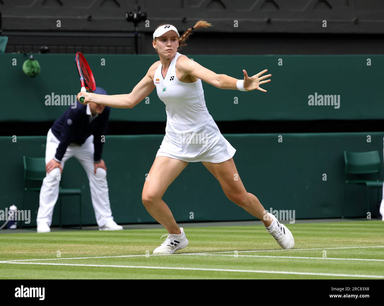 Wimbledon, Vereinigtes Königreich. 12. Juli 2023. Nummer 3 hat Elena Rybakina von Kasachstan während ihres Halbfinalverlustes an Ons Jabeur von Tunesien in Wimbledon gesät. Kredit: Adam Stoltman/Alamy Live News Stockfoto