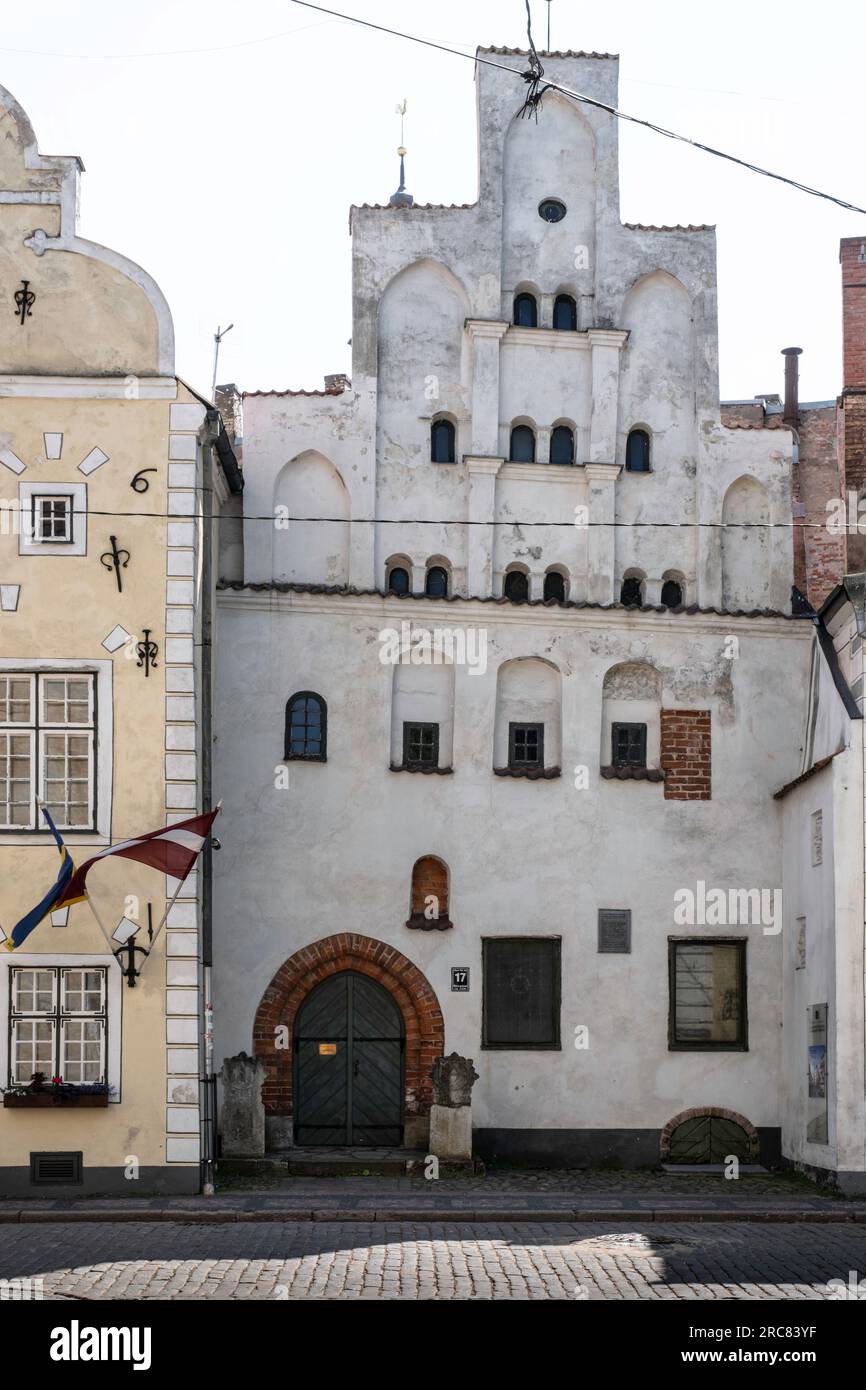 Eines der Three Brothers Houses aus dem späten 15. Jahrhundert mit Krähengabeln, gotischen Dekorationen und ein paar frühen Renaissance-Details Stockfoto