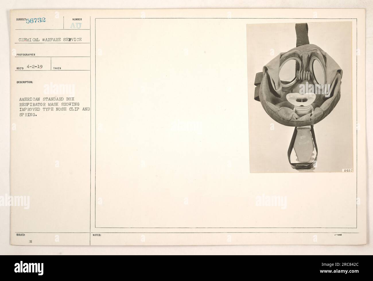 Bild einer Atemschutzmaske nach amerikanischem Standard mit einem verbesserten Nasenclip und Federmechanismus. Dieses Foto wurde von einem Fotografen vom Chemical Warfare Service am 2. April 1919 aufgenommen. Das Bild ist als Teil der Sammlung „Subiect56732 Number AU“ gekennzeichnet, mit den zugehörigen Hinweisen mit der Nummer 457. Stockfoto