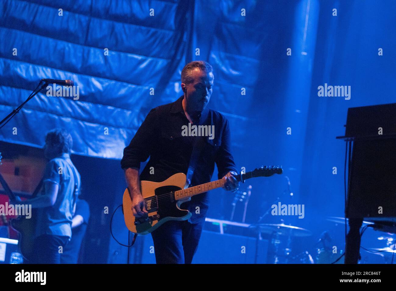 San Diego, USA. 12. Juli 2023. Jason Isbell führt am Mittwoch, den 12. Juli 2023, ein Konzert im Humphrey's by the Bay in San Diego, Kalifornien, auf. Neben seiner Rolle als Musiker ist Herr Isbell auch ein Schauspieler, der im Oktober 2023 den Film „Killer des Blumenmondes“ mitspielt, der von Martin Scorsese und den Stars Leonardo DiCaprio und Robert De Niro gedreht wird. (Foto: Rishi Deka/Sipa USA) Kredit: SIPA USA/Alamy Live News Stockfoto