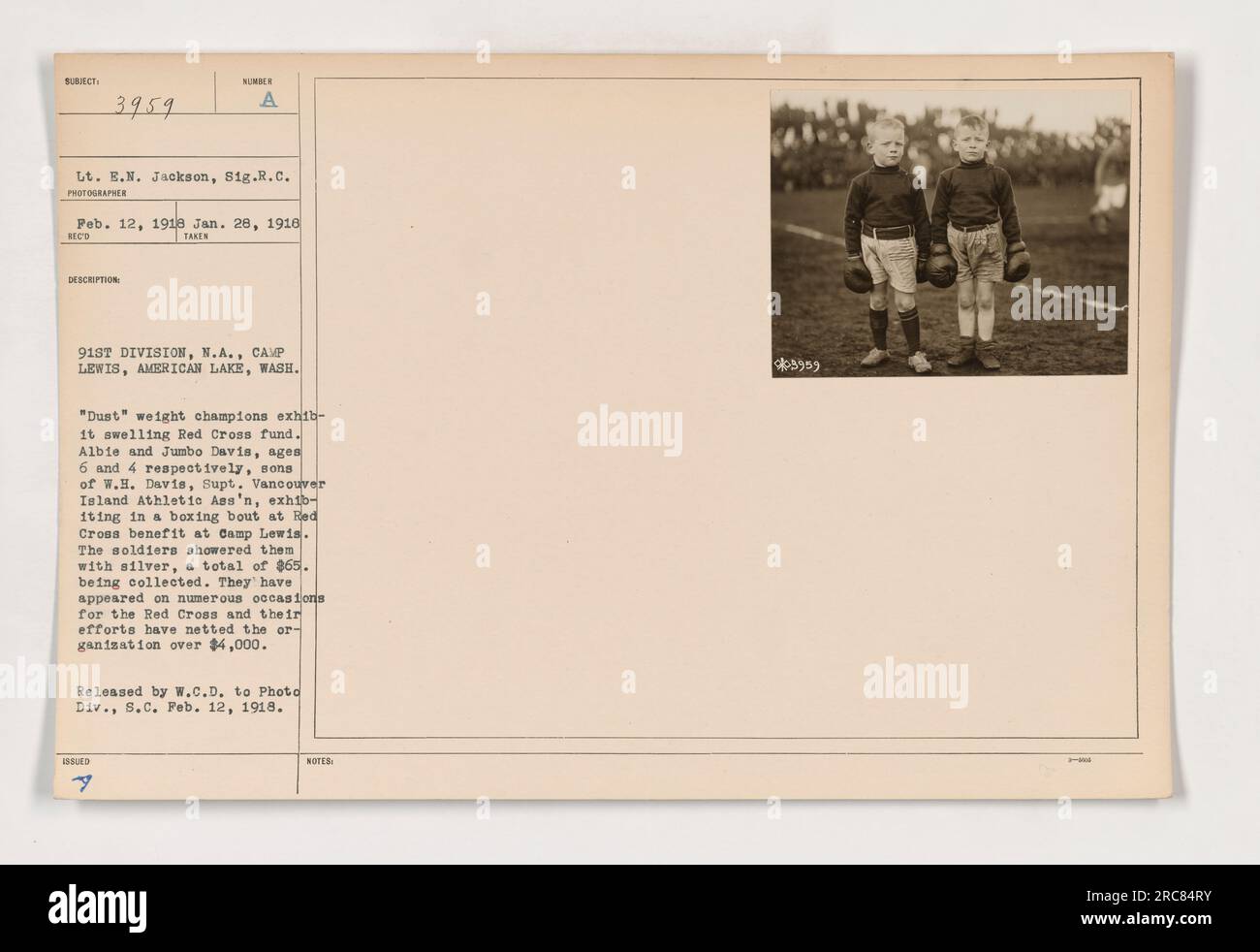 Leutnant E.N. Jackson vom Signal Reserve Corps fotografierte am 12. Februar 1918 einen Boxkampf in Camp Lewis. Bei der Veranstaltung handelte es sich um eine Benefizveranstaltung des Roten Kreuzes mit Albie und Jumbo Davis im Alter von 6 bzw. 4 Jahren, den Söhnen von W.H. Davis. Die Soldaten übertrumpften sie mit Silber, was dem Roten Kreuz insgesamt $65 Dollar einbrachte. Ihre Bemühungen bei früheren Veranstaltungen haben der Organisation mehr als $4.000 US-Dollar eingebracht. Stockfoto