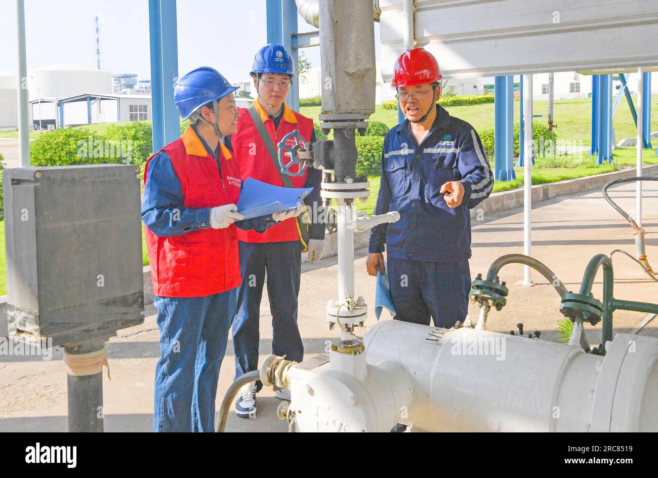 CHUZHOU, CHINA - 12. JULI 2023 - Elektrotechniker führen Sicherheitsprüfungen an Stromversorgungsanlagen durch, die in einer Chemiefabrik in Chuzhou City, Anh Stockfoto