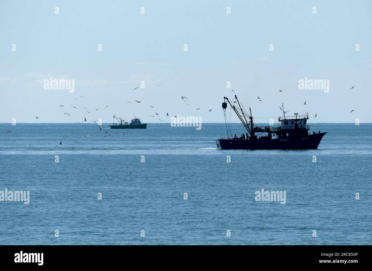 Zwei Fischereifahrzeuge im Schwarzen Meer Stockfoto