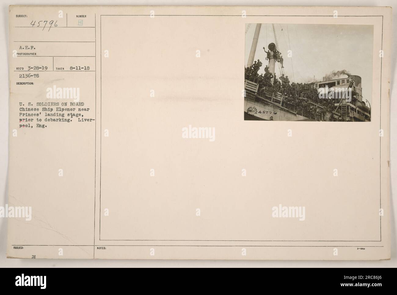 US-Soldaten werden an Bord des chinesischen Schiffes Elpenor in der Nähe der Princes' Landing Stage in Liverpool, England, gesehen. Das Schiff, das 1917 gebaut wurde und Eigentum von Blue Funnel Lines ist, wiegt 7.601 Tonnen. Das Foto wurde am 11. August 1918 aufgenommen, als sich die Soldaten auf den Ausstieg vorbereiteten. Hinweise geben die Identifikationsnummer des Fotos als 45796 an. Stockfoto