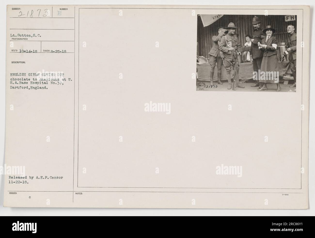 Amerikanische Soldaten erhalten Schokolade von englischen Mädchen in den USA Basiskrankenhaus Nr. 37 in Dartford, England, am 25. August 1918. Foto von LT. Sutton. Veröffentlicht von A.E.F. Zensor am 22. November 1918. Stockfoto