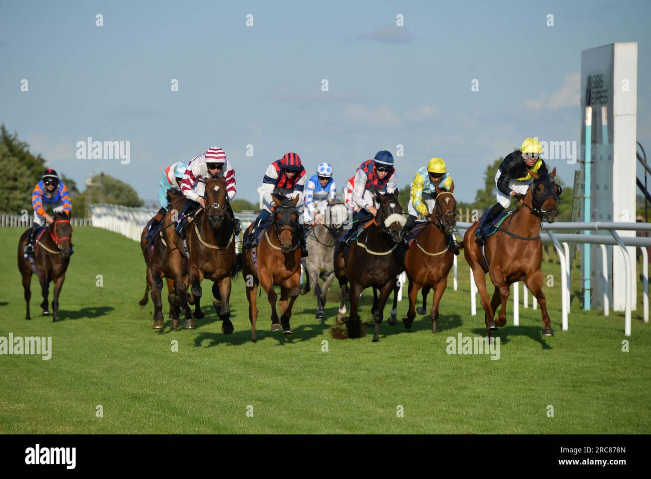 Bath, GB. 12. Juli 2023 Dank dem Herrn (Schwarze Seide), geritten von Theodore Ladd, gewinnt 19,10 Handicap Stakes auf der Rennbahn Bath, Großbritannien. Kredit: Paul Blake/Alamy Live News. Stockfoto