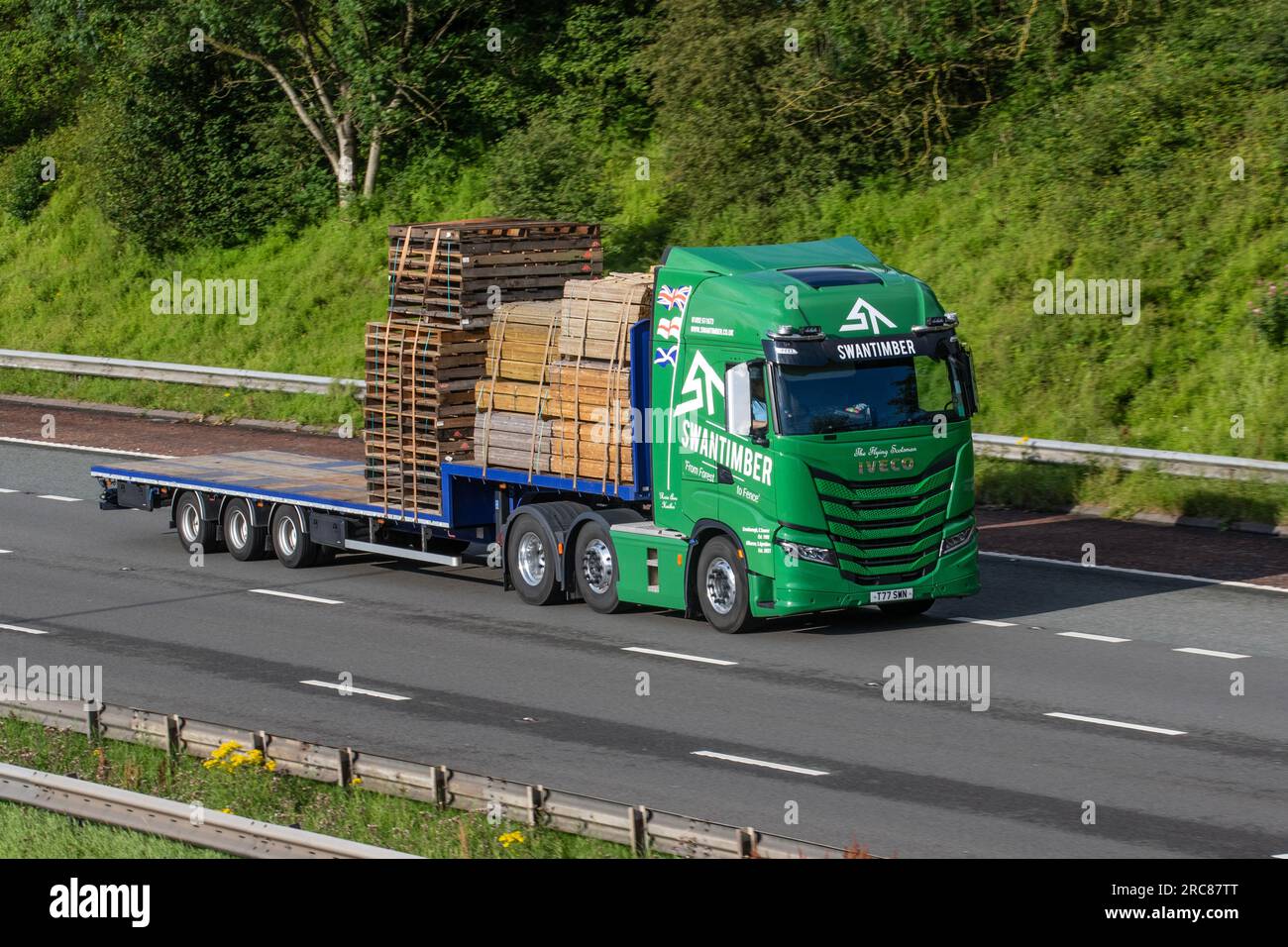 SWAN TIMBER Ltd. Tieflader Iveco Truck mit Weichholzzzäunung; Fahrt auf der Autobahn M6 im Großraum Manchester, Großbritannien Stockfoto