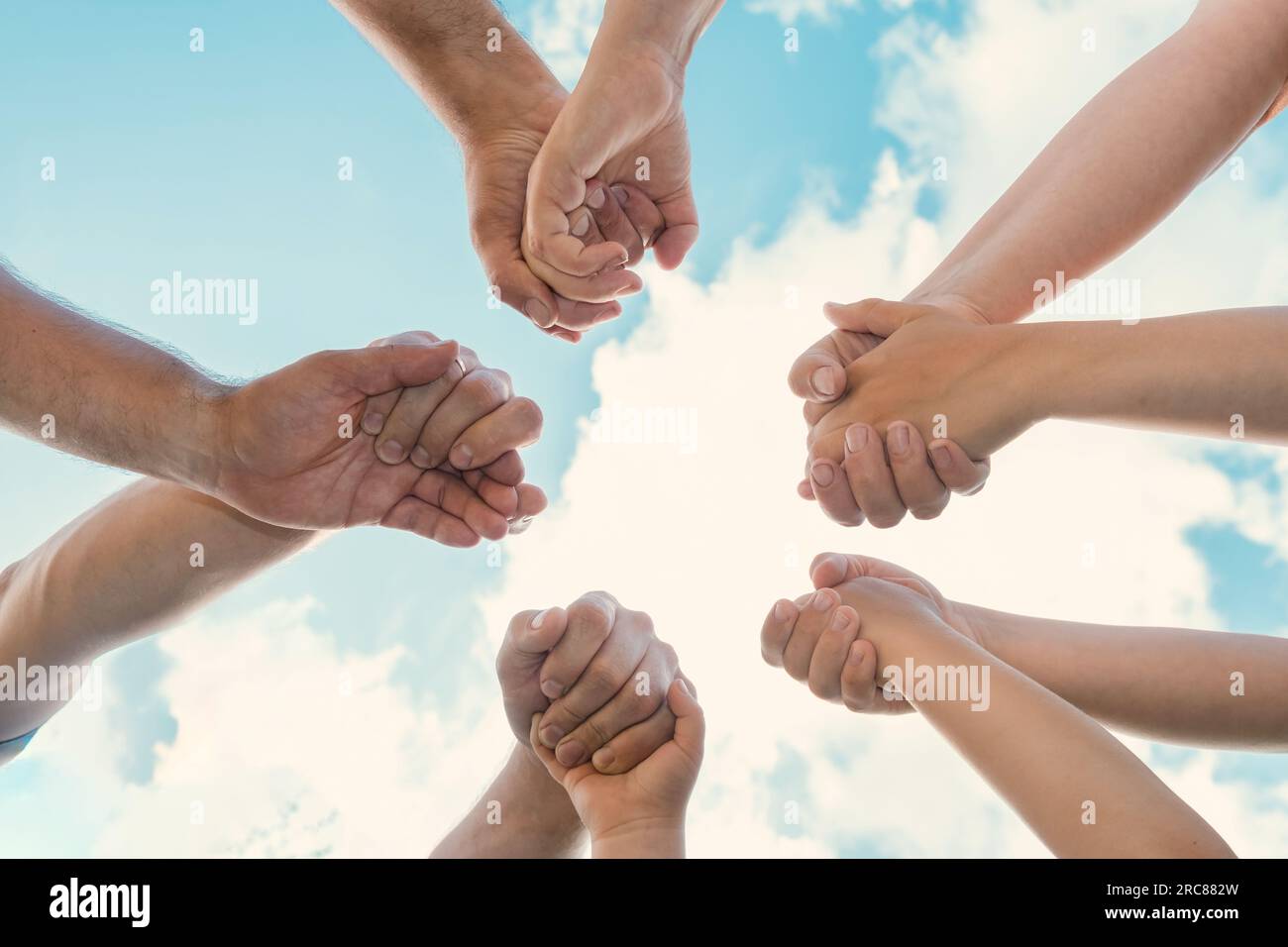 Wir haben uns als Team zusammengetan. Geschäftliche Teamarbeit. Nahaufnahme der Gruppe von Freunden, die sich treffen, Hand an Hand. Diversität Menschen. Freiwilligengemeinde der Partnerschaft. D Stockfoto