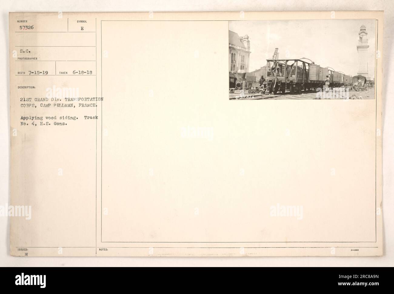 Soldaten von der 20. Grand Div Transportation Corps in Camp Pullman in Frankreich arbeiten an der Anbringung von Holzverkleidungen auf Gleis Nr. 4. Das Foto wurde am 18. Juni 1918 aufgenommen und am 15. Juli 1919 beim S.C.-Fotografen eingegangen. In der Beschreibung ist das Symbol E für die 21. Grand Div Transportkorps, und es gibt zwei ausgestellte Notizen, die das Foto begleiten. Stockfoto