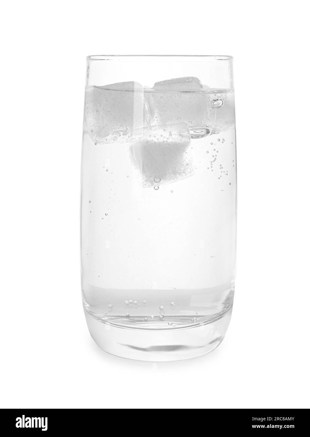 Ein Glas Sodawasser mit Eiswürfeln, isoliert auf Weiß Stockfoto