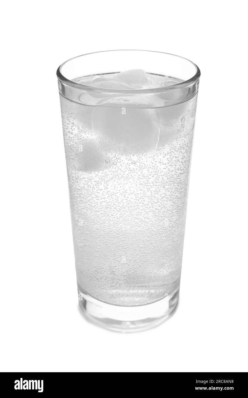 Ein Glas Sodawasser mit Eiswürfeln, isoliert auf Weiß Stockfoto