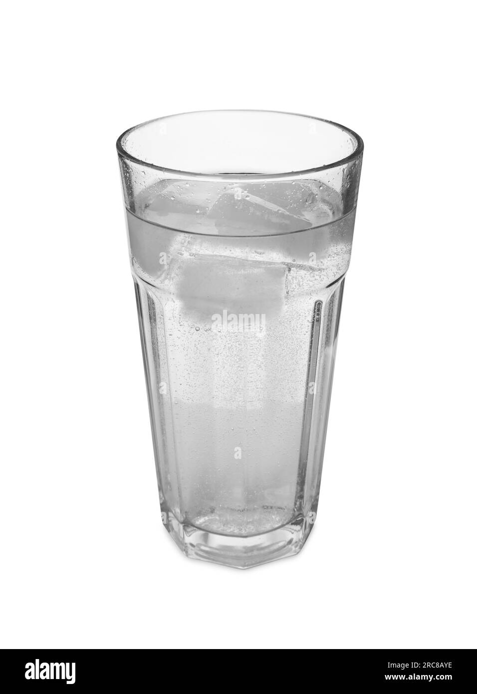 Ein Glas erfrischendes Sodawasser mit Eiswürfeln, isoliert auf Weiß Stockfoto