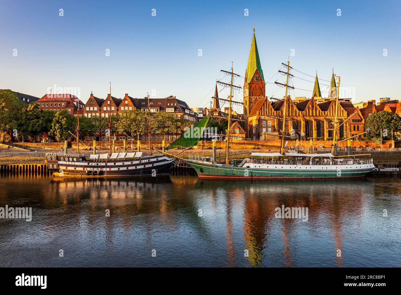 Wesser River Ufer und das alte Hafenhandelsgebiet zur goldenen Stunde. Foto aufgenommen am 2. Juni 2023 in Bremen oder dem deutschen Freistaat Hansestadt Stockfoto