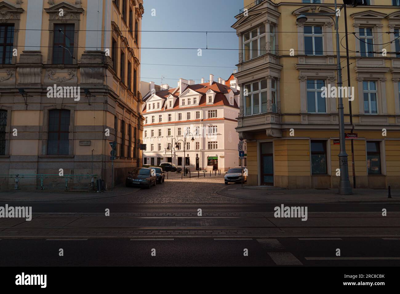 Blick auf ein altes Gebäude in der Wiezienna Straße in Breslau. Das Gebäude der Universität Breslau befindet sich auf der linken Seite Stockfoto