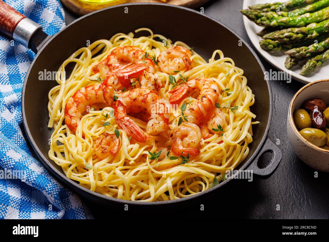 Eine köstliche italienische Pasta mit Garnelen und Thymian, die einen perfekten Genuss mit Meeresfrüchten schafft Stockfoto