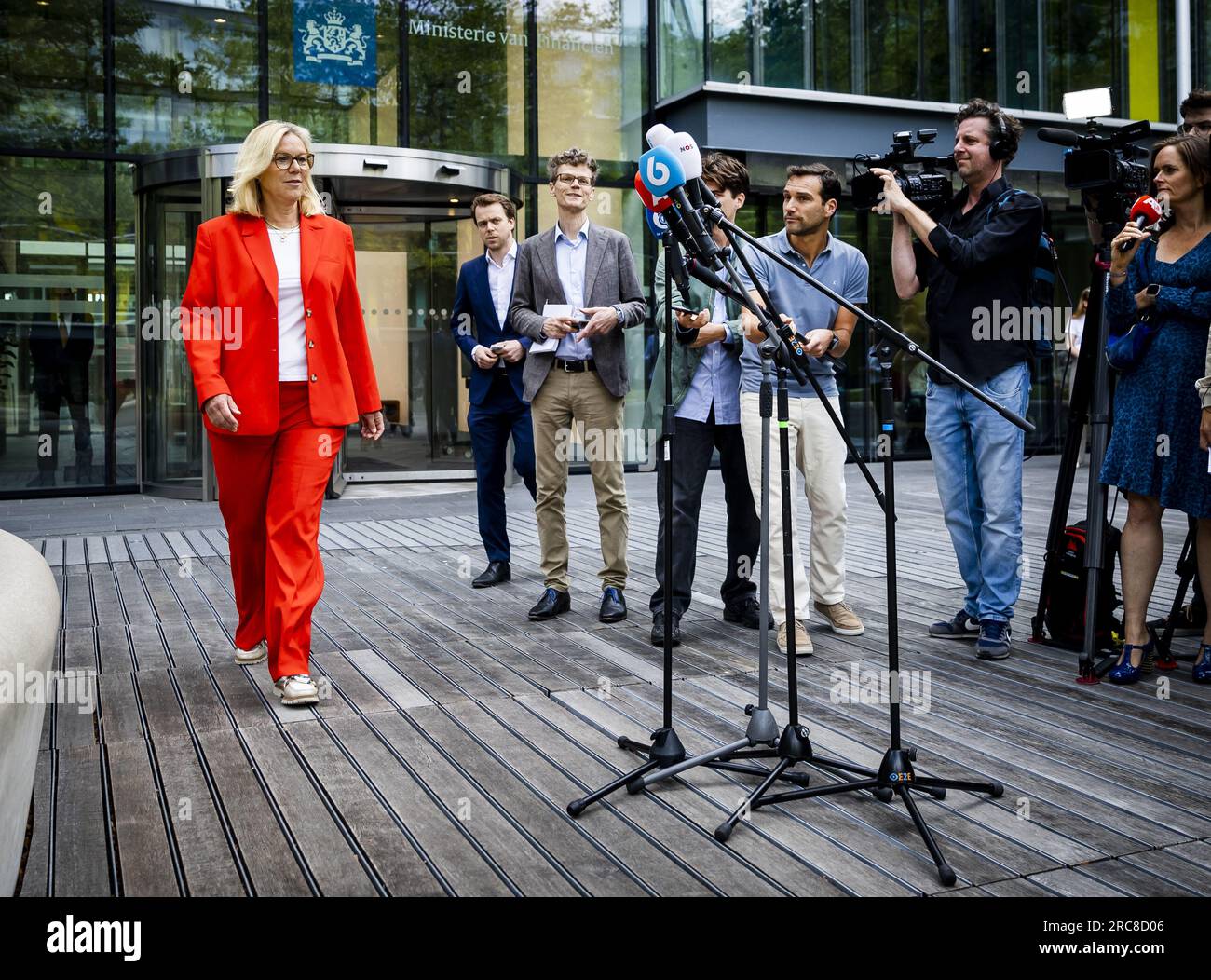 DEN HAAG - 13/07/2023, Parteiführer Sigrid Kaag aus dem Jahr D66, spricht vor der Presse, nachdem sie angekündigt hat, dass sie bei den nächsten Wahlen nicht als Parteiführer zur Verfügung stehen wird. Bis zum Amtsantritt des nächsten Kabinetts wird Kaag weiterhin als geschäftsführender Finanzminister und stellvertretender Premierminister fungieren. ANP REMKO DE WAAL niederlande raus - belgien raus Stockfoto