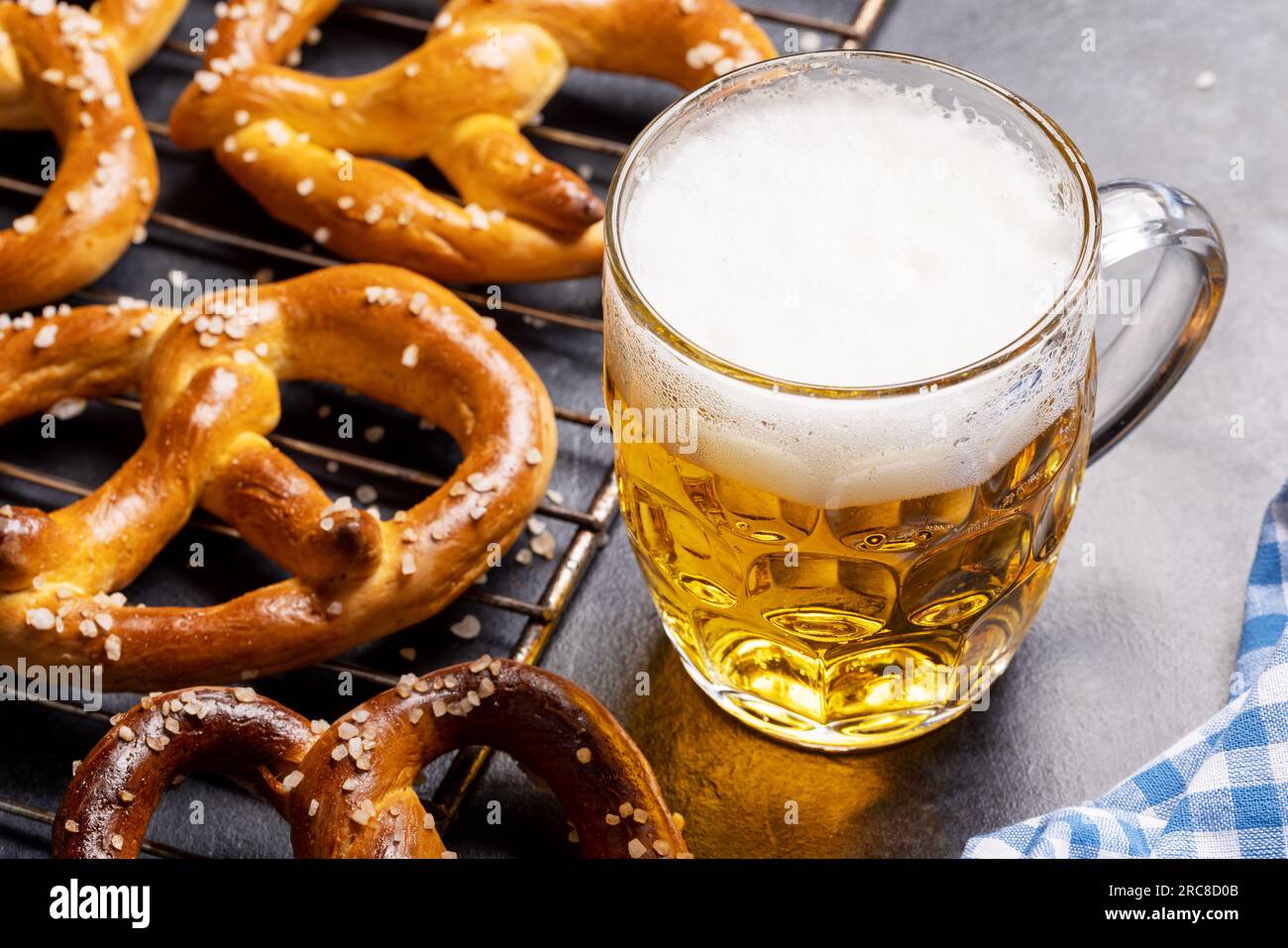 Frisch gebackene hausgemachte Brezeln und Bier vom Fass Stockfoto