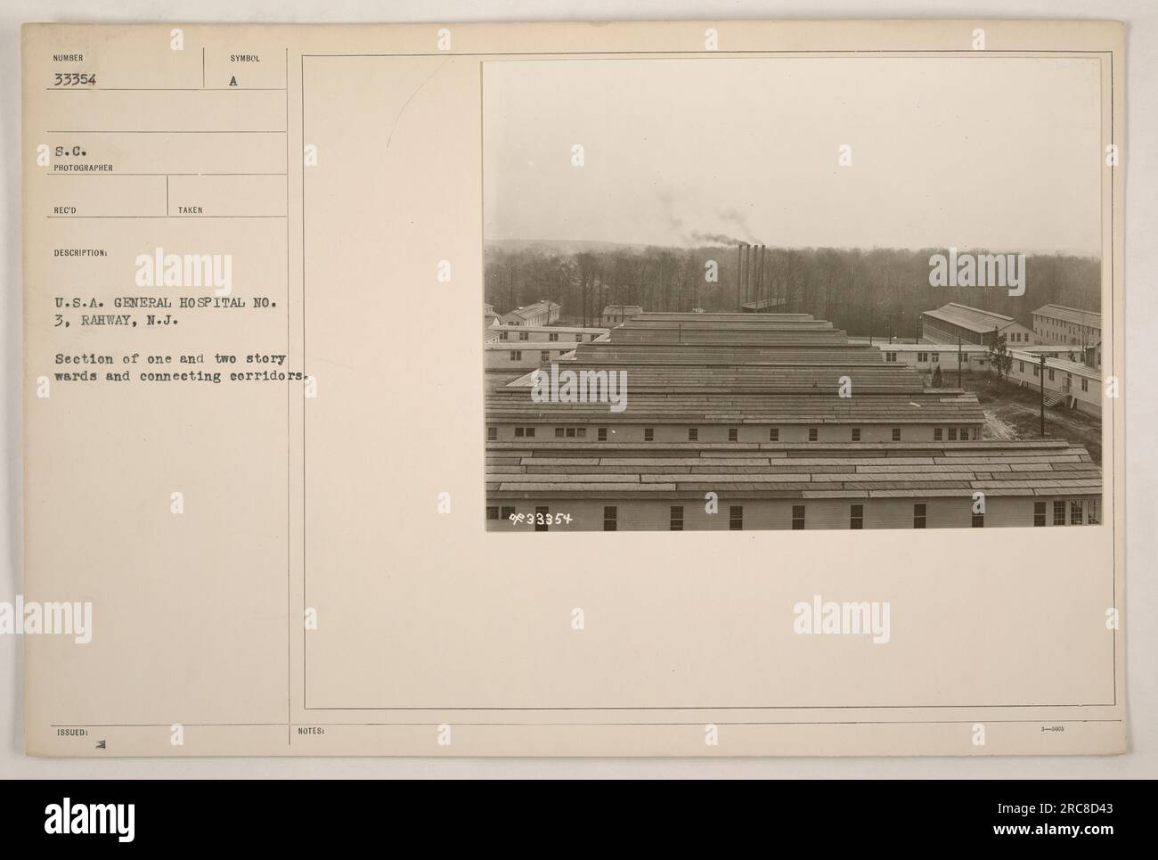Dieses Foto zeigt einen Abschnitt von ein- und zweistöckigen Stationen und Verbindungskorridoren in den USA General Hospital Nr. 3 in Rahway, New Jersey. Stockfoto