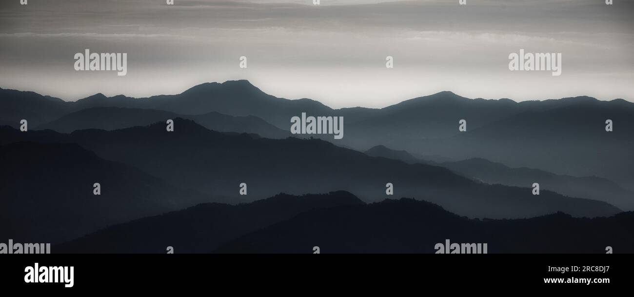 Panorama der nepalesischen Berge bei Sonnenaufgang Stockfoto