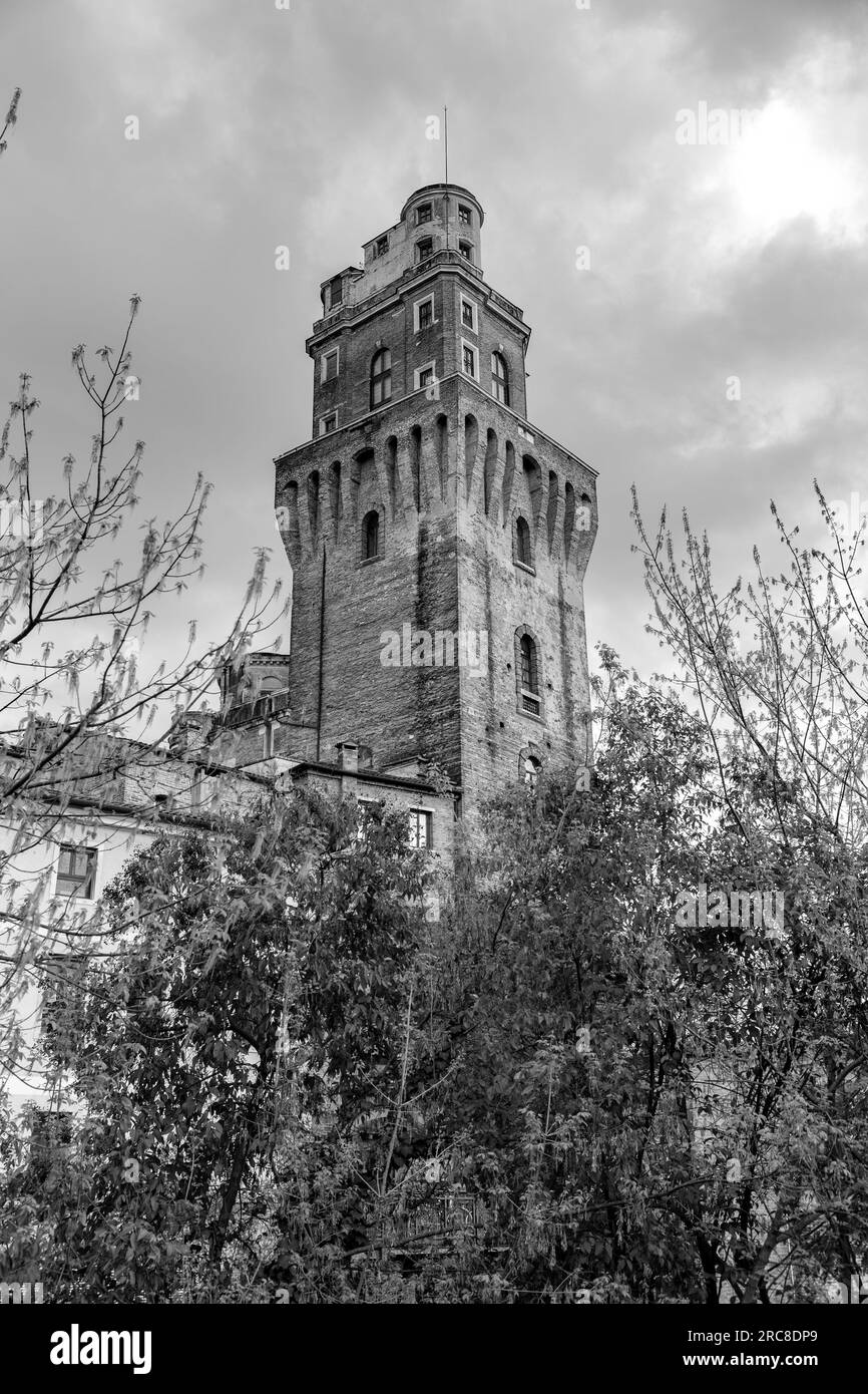 La Specola ist ein Turm aus dem 14. Jahrhundert, der früher Teil einer mittelalterlichen Burg war und 1767 in ein astronomisches Observatorium in Padua, Italien, umgewandelt wurde. Stockfoto