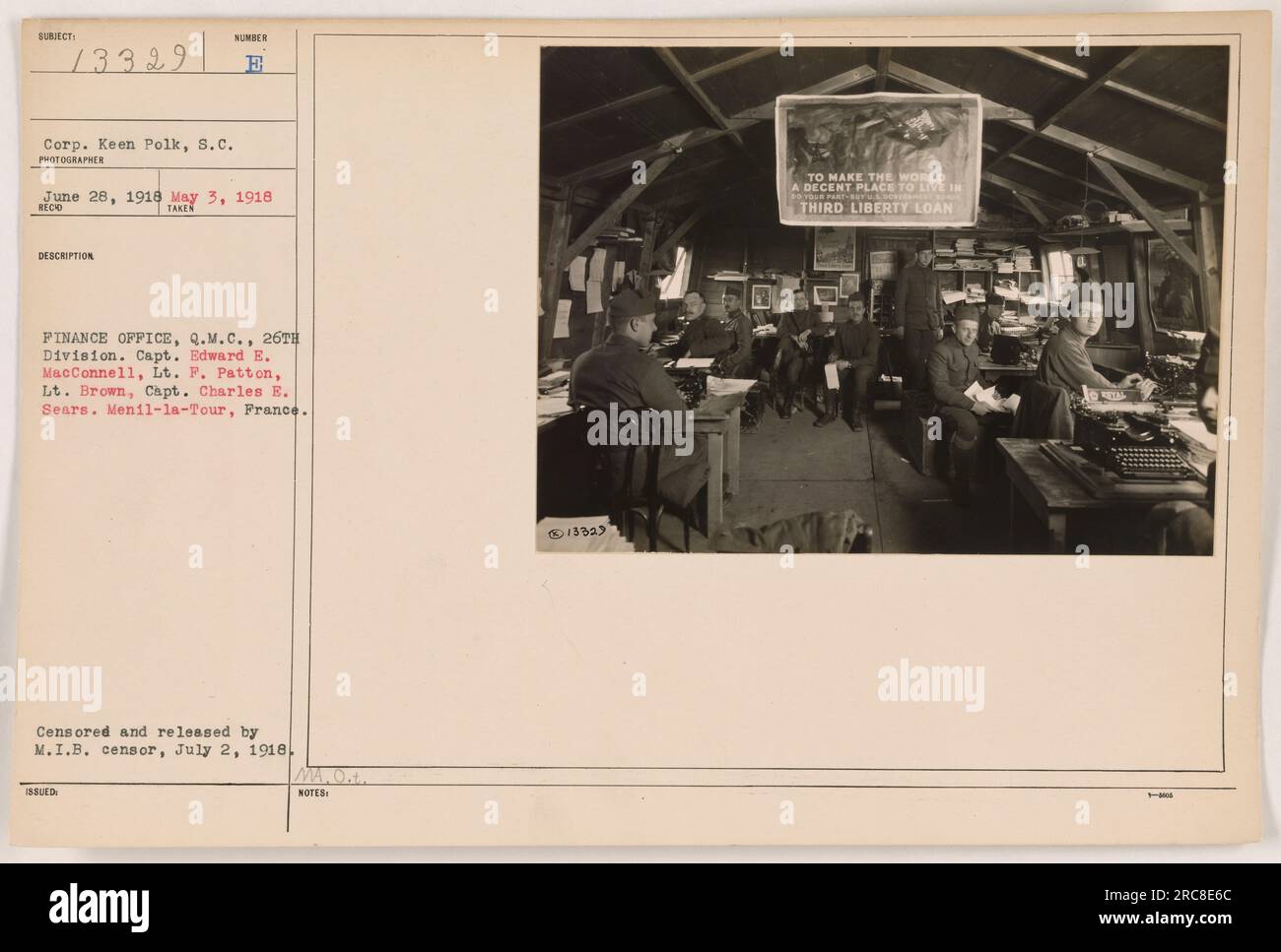 Titel: Finanzbüro der Q.M.C., 26. Division in Menil-la-Tour, Frankreich, am 28. Juni 1918. Auf dem Foto sehen Sie Captain Edward E. MacConnell, LT. P. Patton, LT. Brown und Captain Charles E. Sears. Aufgenommen von E Corp Keen Polk, S.C. Zensiert und freigelassen vom M.I.B. Zensor am 2. Juli 1918. Teil der Bemühungen zur Förderung der dritten Liberty Loan-Kampagne für eine bessere Welt." Stockfoto