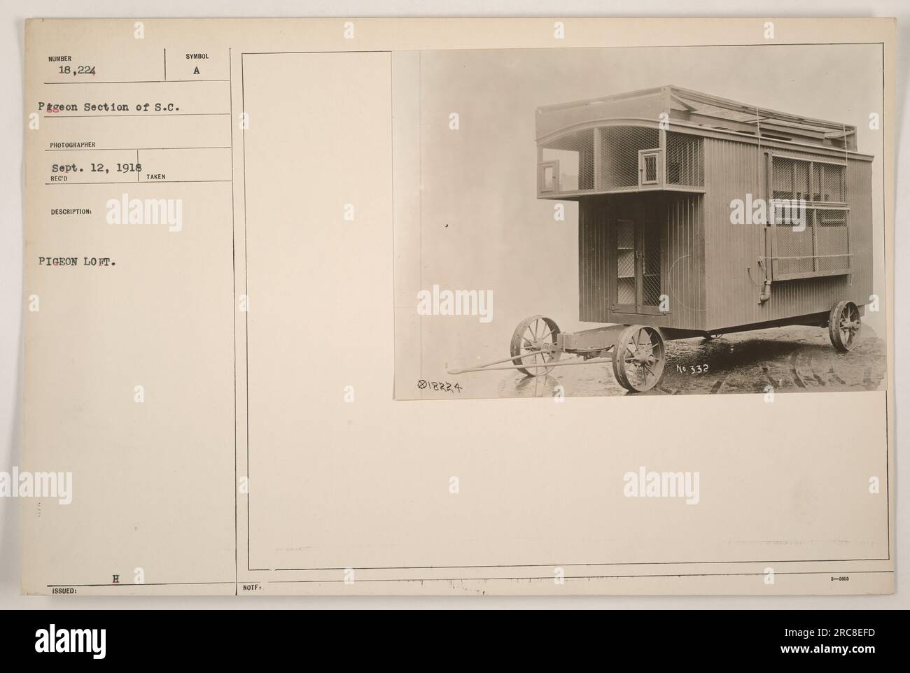 Bildunterschrift: "Pigeon Loft bei S.C. Fotograf im Ersten Weltkrieg. Dieses Foto, 18.224 aus der Serie, wurde am 12. September 1918 aufgenommen. Es zeigt einen Teil des Taubenbetriebs, der für militärische Kommunikationszwecke verwendet wird." Stockfoto