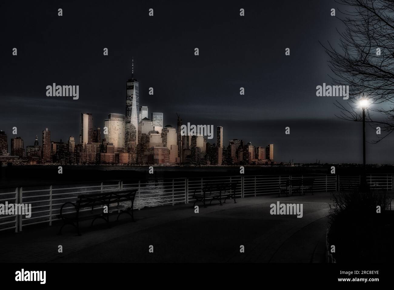 Romantischer Blick auf Manhattan bei Nacht von Hoboken mit Bänken und Straßenlaterne Stockfoto