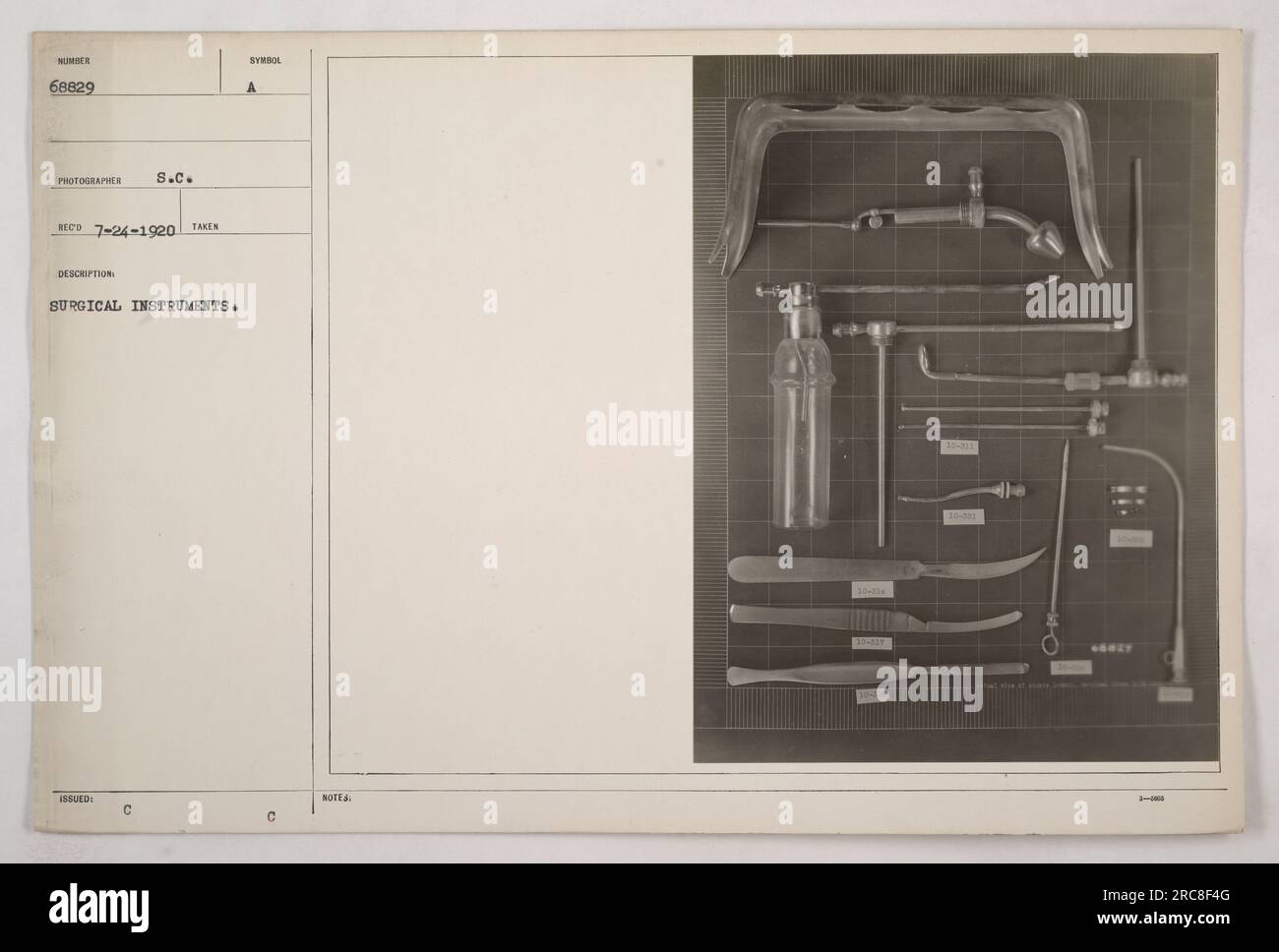 Bild einer Sammlung chirurgischer Instrumente aus dem 1. Weltkrieg Das Foto, das am 24. Juli 1920 aufgenommen wurde, zeigt die Vielfalt der Werkzeuge, die in der Zeit im medizinischen Bereich verwendet wurden. Die Geräte sind mit dem Symbol „C“ gekennzeichnet und Teil einer größeren Sammlung mit der Nummer 68829. Ein Hinweis weist auf ein früheres Foto mit der Bezeichnung 66024 hin, das sich auf die chirurgischen Instrumente bezieht. Stockfoto