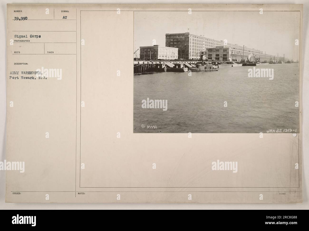 Ein Foto mit einem Armeehaus in Port Newark, New Jersey. Das Bild wurde von einem Fotografen des Signalkorps während des Ersten Weltkriegs aufgenommen Das Lager ist mit militärischer Ausrüstung und Vorräten gefüllt. Das Foto ist vom 25. Januar 1919. Stockfoto